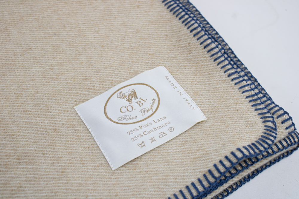 Particolare coperta per lettino beige