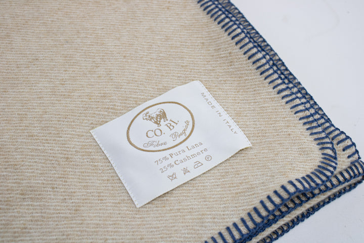 Particolare coperta per lettino beige