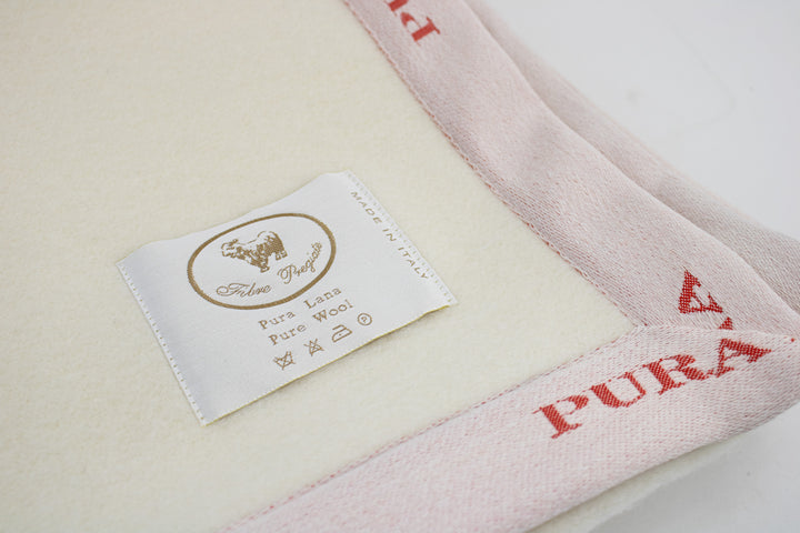 Particolare copertina per culla di lana semplice e bordo rosa