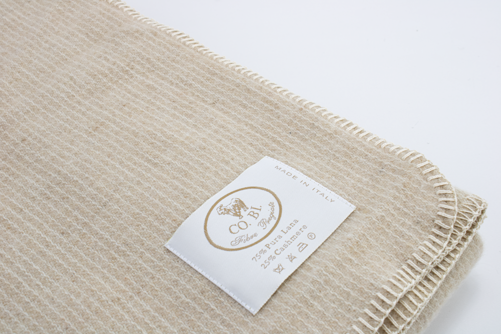 Particolare della coperta di lana e cashmere a righe