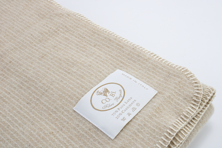 Particolare della coperta di lana e cashmere a righe