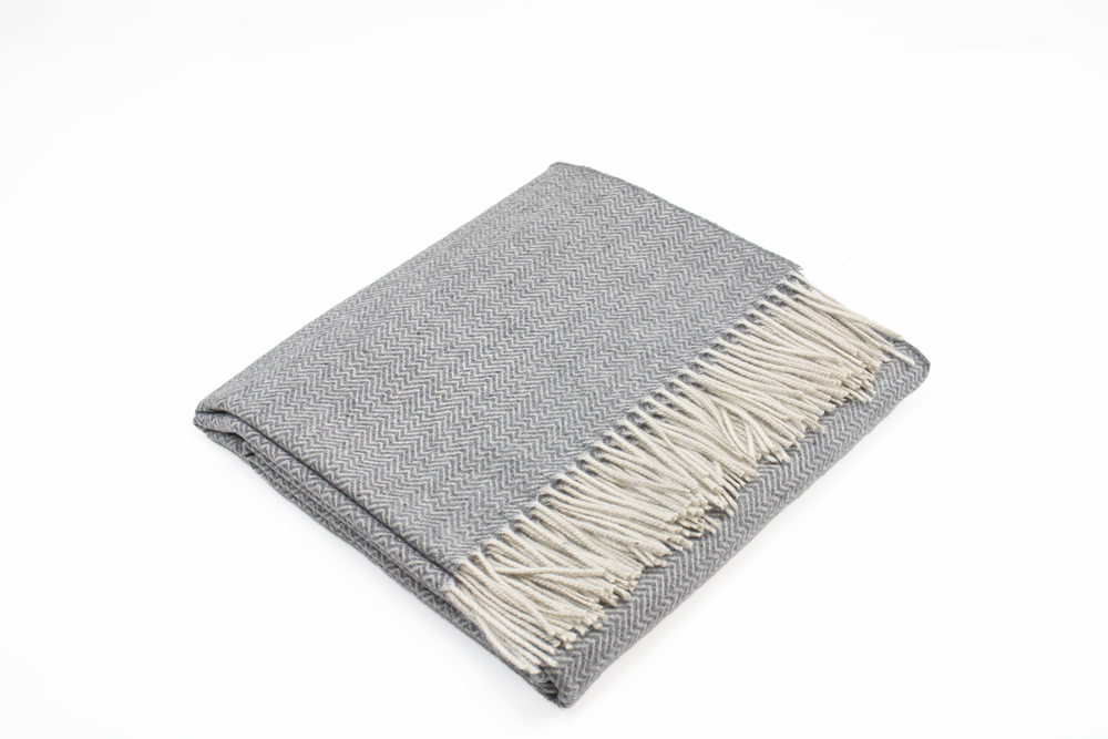 Plaid ROMEO Puro Cashmere Grigio Medio - CO.BI piegato grigio a spina di pesce coperta crema 445 € CoBi