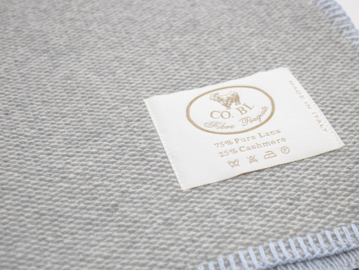 Particolare coperta grigia di cashmere e lana