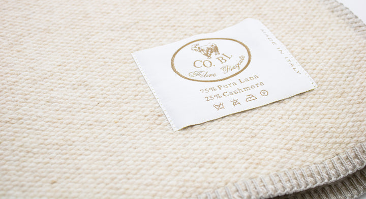 Particolare coperta di lana e cashmere beige
