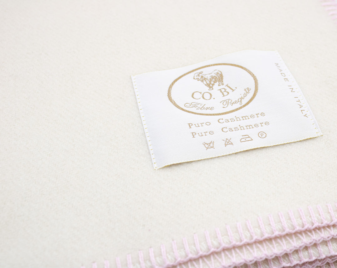 Particolare coperta bianca e bordo rosa