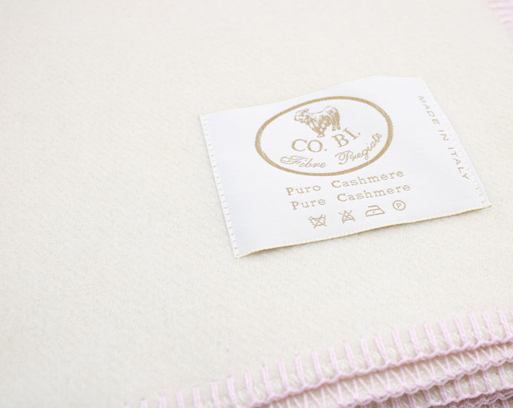 Particolare coperta bianca e bordo rosa