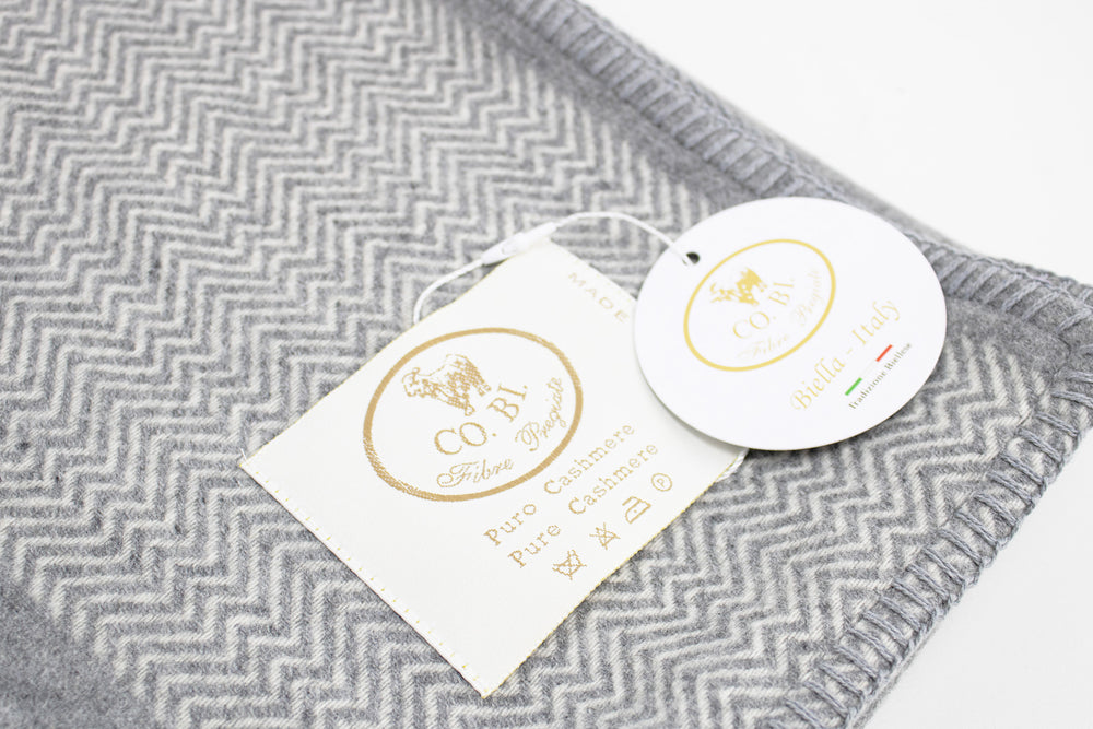Particolare copertina grigio con motivo chevron