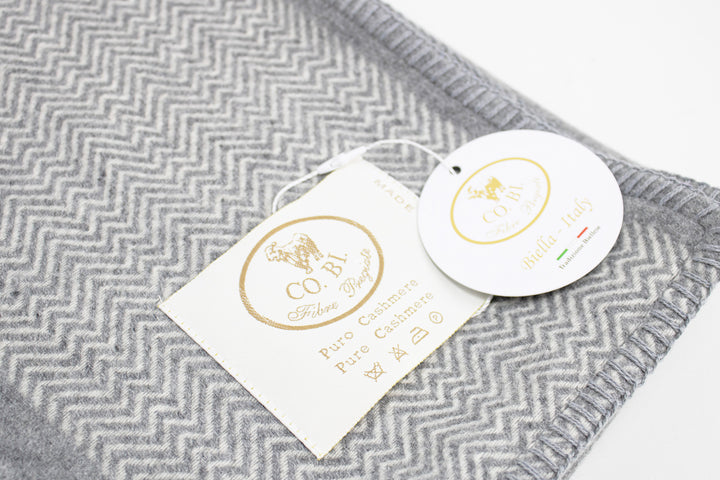 Particolare copertina grigio con motivo chevron