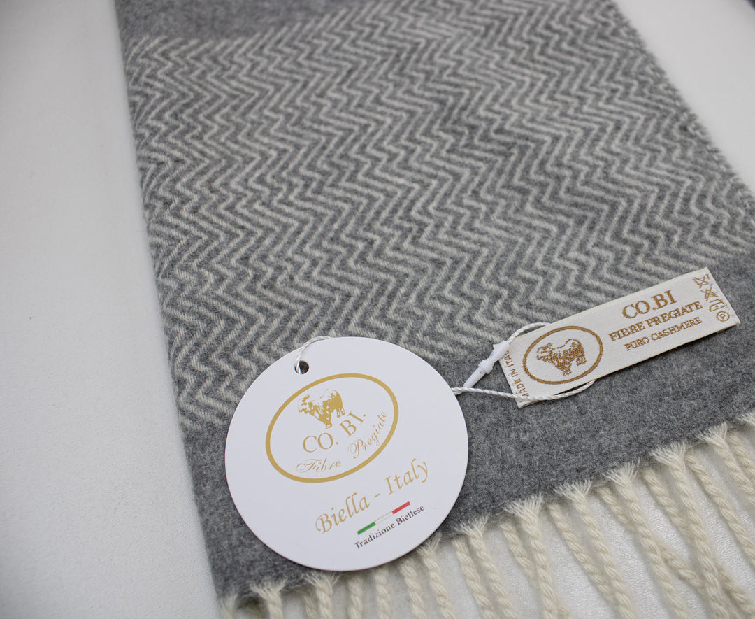 Particolare sciarpa grigio a chevron