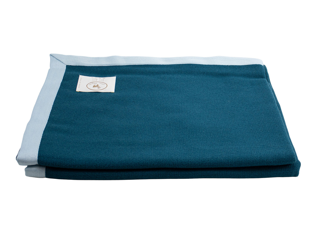 Coperta di lana color petrolio con bordo azzurro