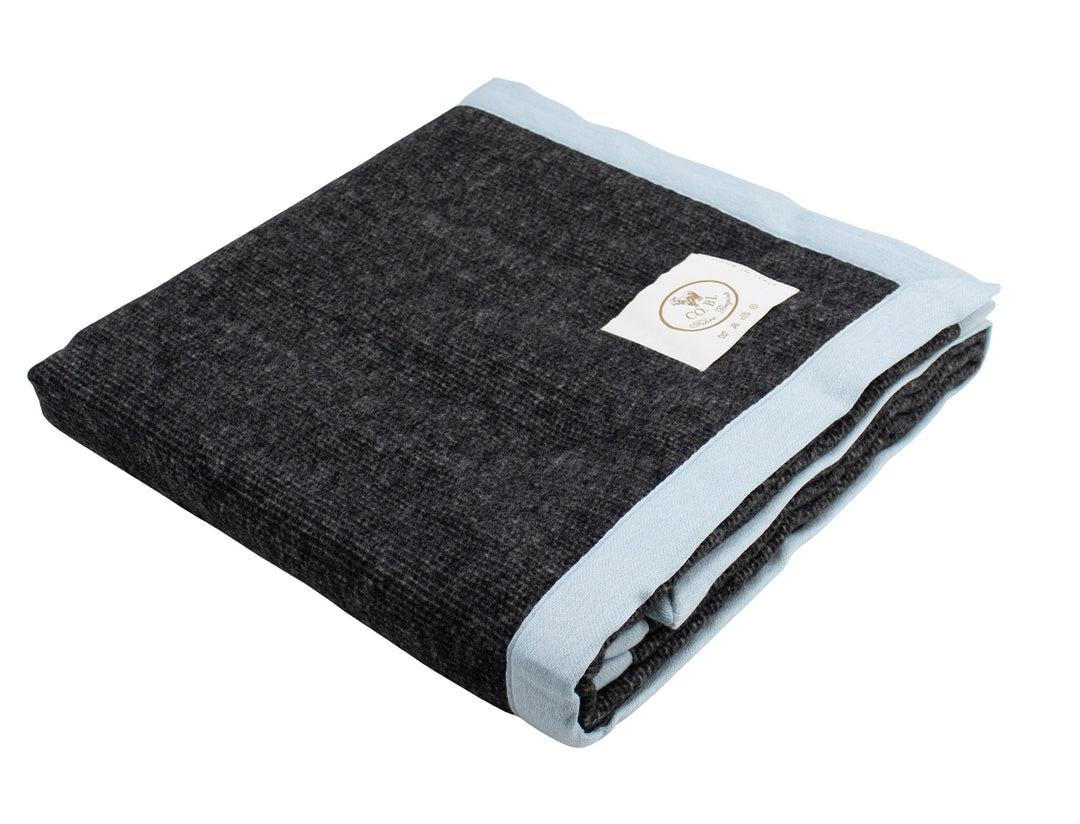 coperta antracite per lettino di lana e cashmere con bordo azzurro