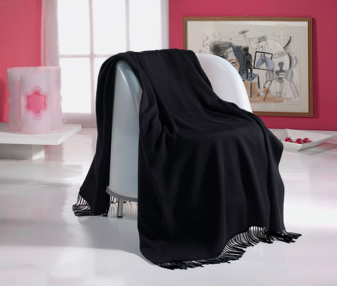 Plaid colore nero con frange