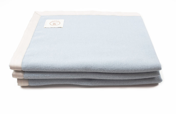 Coperta leggera di colore azzurro