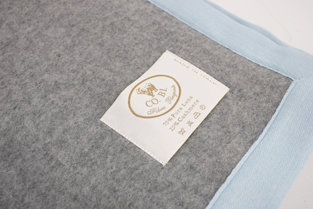 coperta grigia per lettino con bordo azzurro