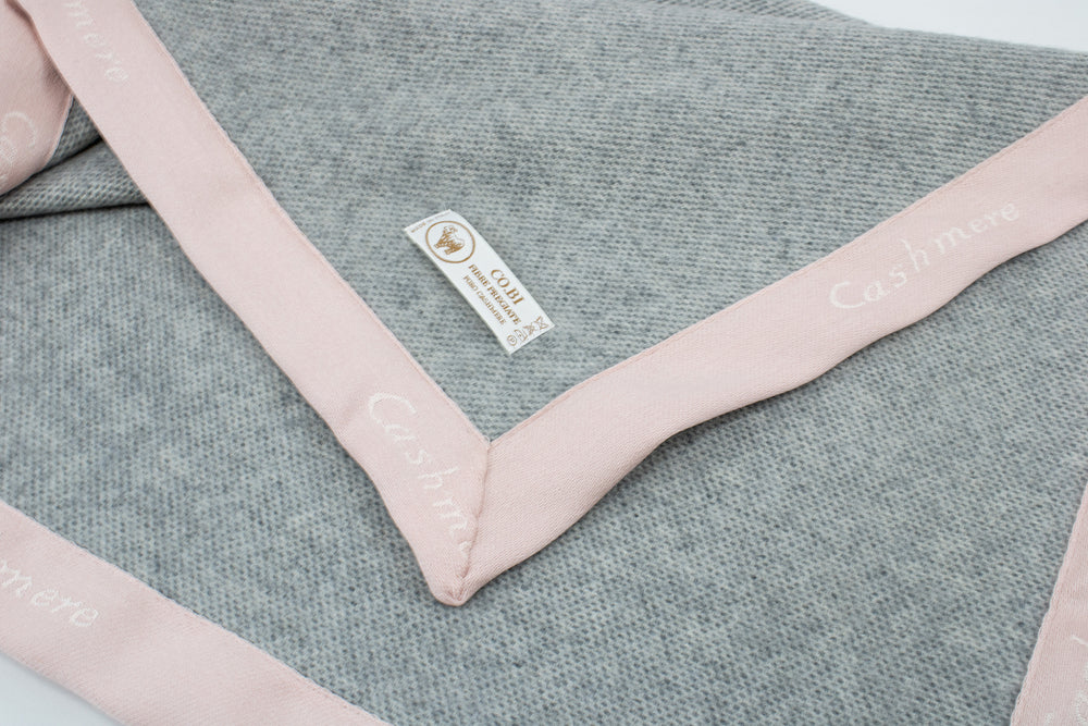 particolare coperta grigia bordo rosa