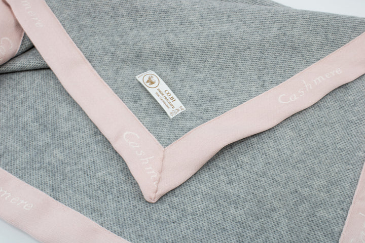 particolare coperta grigia bordo rosa