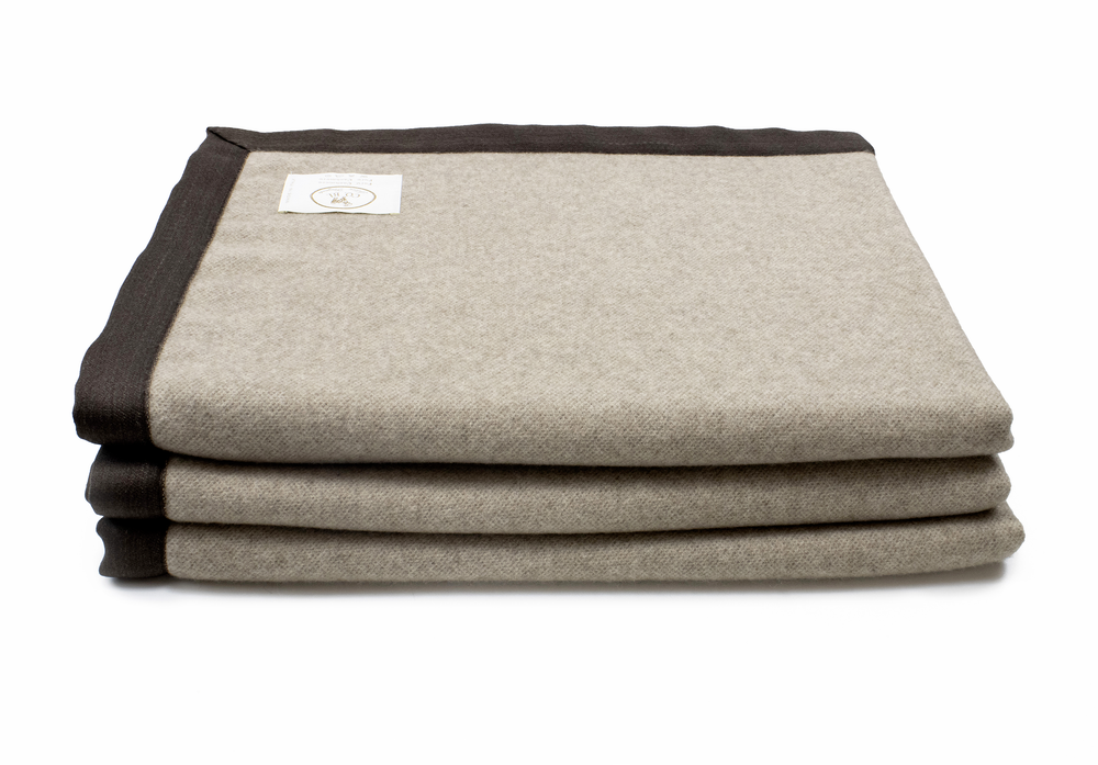 Coperta XANDRA Puro Cashmere Marrone Chiaro / King Size 270x230 - Coperte - CO.BI pila ordinatamente piegato beige