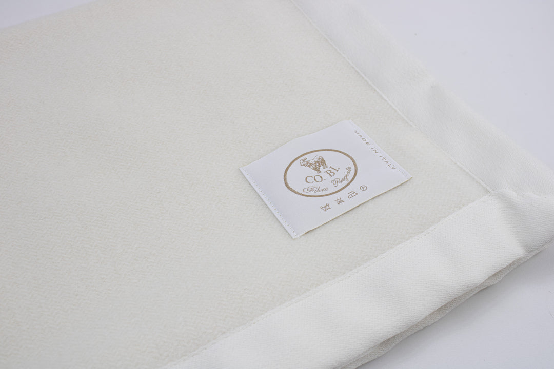 Particolare della coperta bianca per culla o lettino