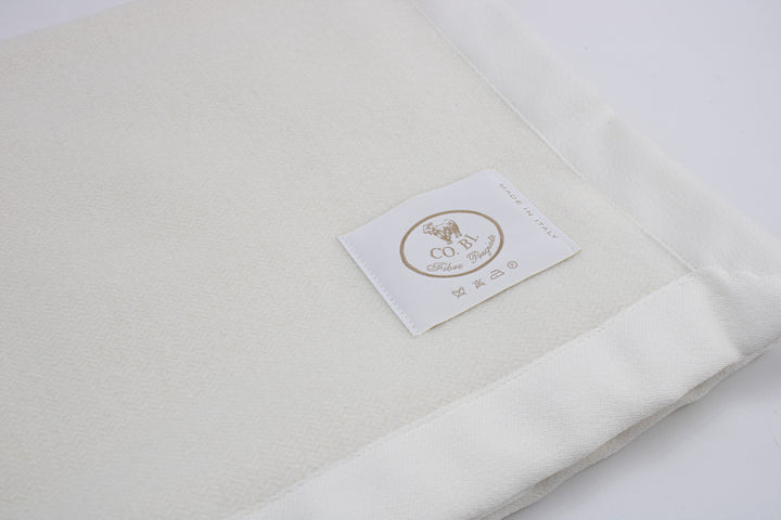Particolare della coperta bianca per culla o lettino