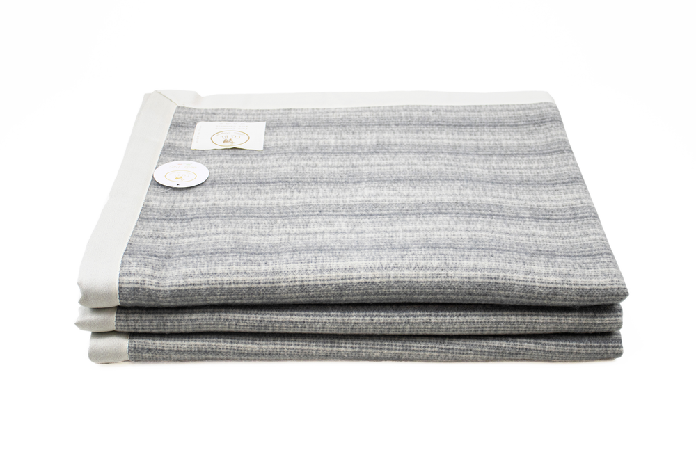 Coperta DANY Millerighe Puro Cashmere Grigio chiaro / Matrimoniale 250x220 - Coperte - CO.BI pila ordinatamente piegato
