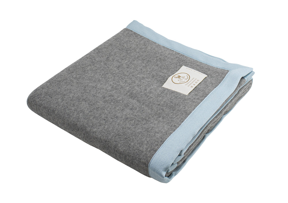 coperta per lettino grigia con bordo azzurro