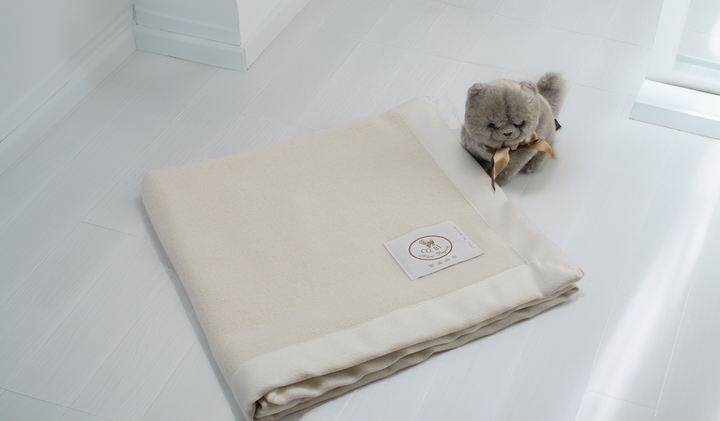 Copertina LADY Cashmere e Seta Bianco naturale / Culla 75x110 - Coperte Baby in - CO.BI piegato color crema coperta