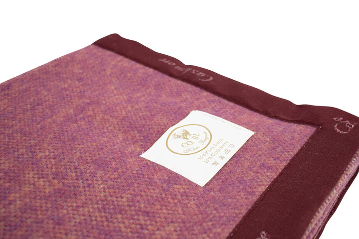 particolare del bordo bordeaux su coperta rossa