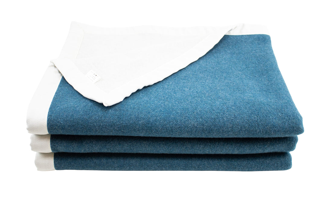 Coperta di lana color navy e bianca