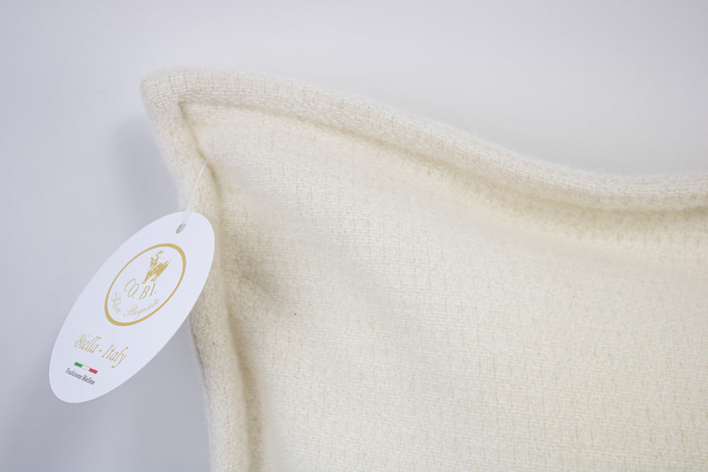 particolare cuscino bianco naturale di cashmere