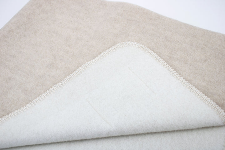 particolare coperta di cashmere tortora e greggio