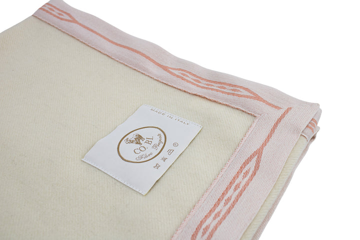 particolare del bordo rosa su coperta per lettino