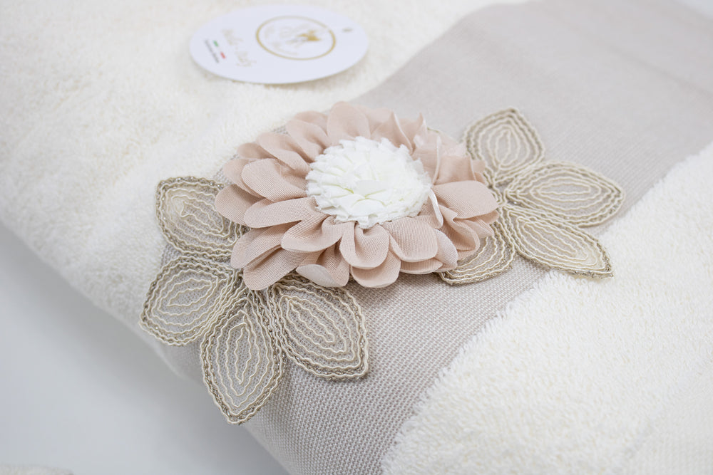 Particolare del fiore sull'asciugamano