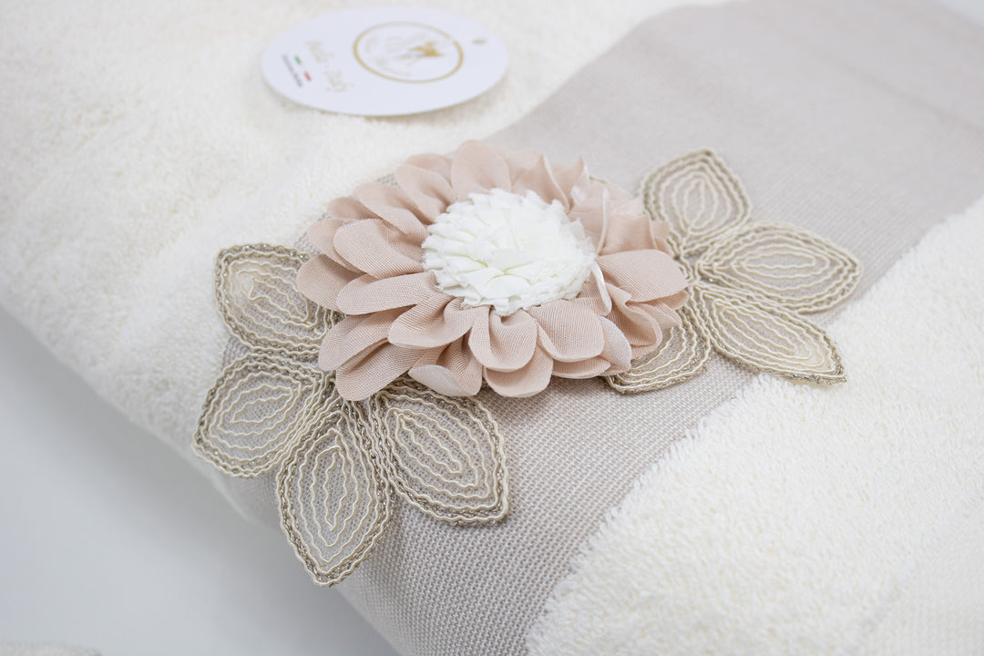 Particolare del fiore sull'asciugamano