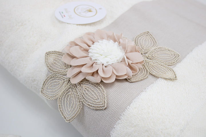 Particolare del fiore sull'asciugamano