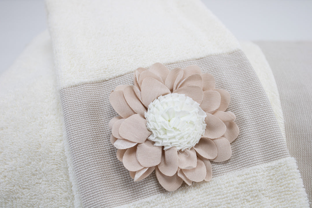 Fiore sulla balza dell'asciugamano bianco