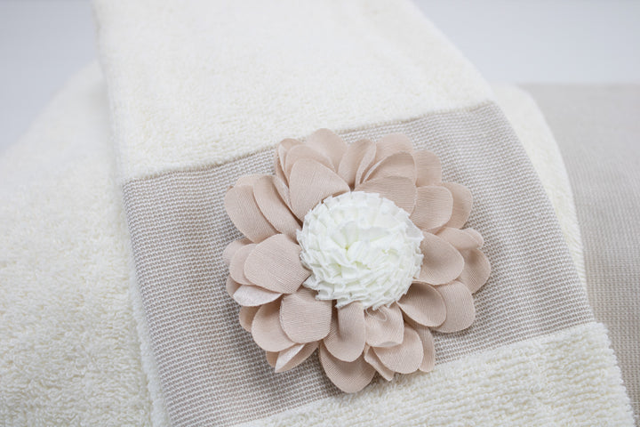 Fiore sulla balza dell'asciugamano bianco