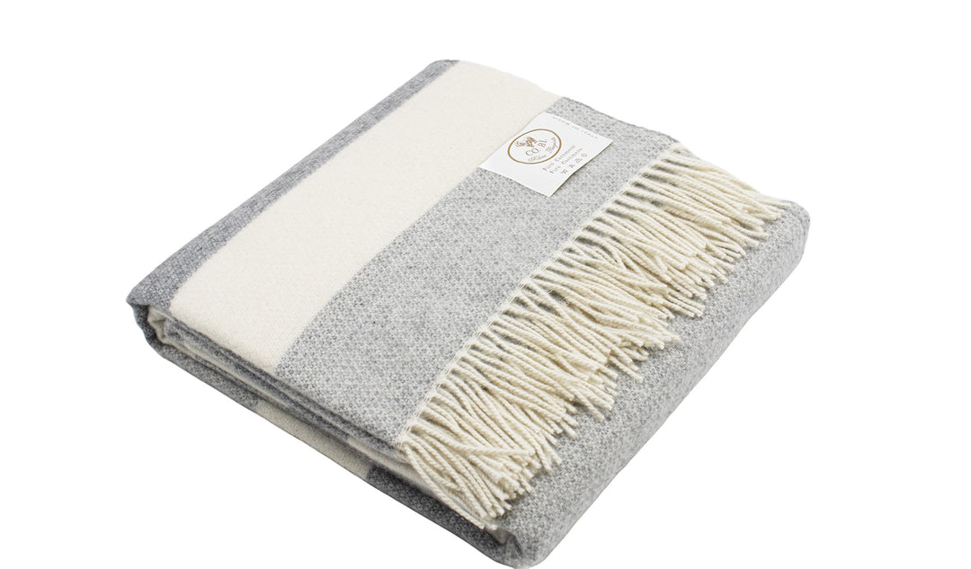 Plaid di cashmere a righe bianco e grigio con frange