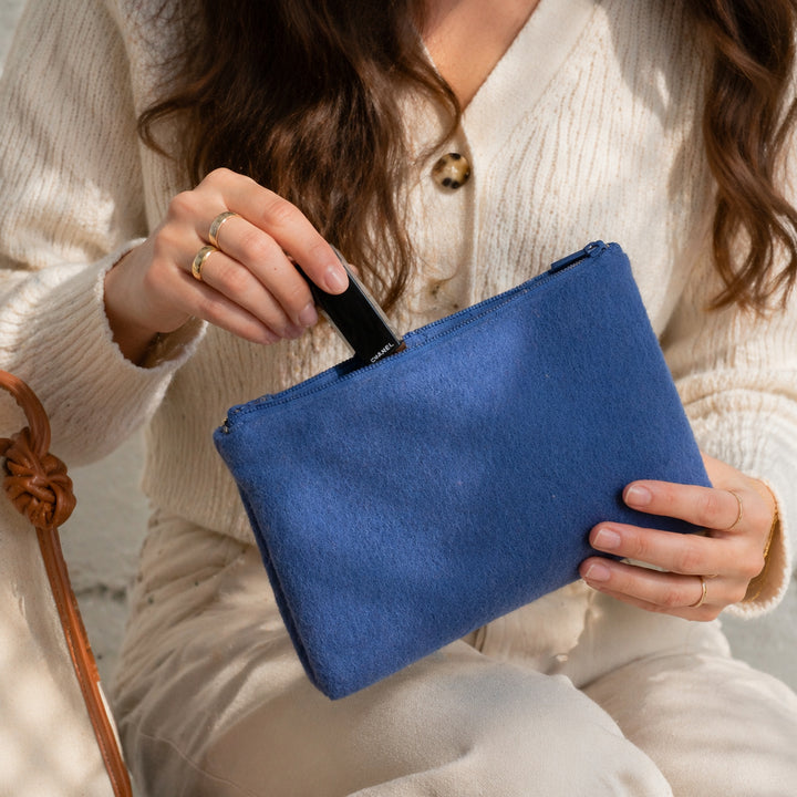 Piccola pochette porta oggetti di cashmere colore bluette