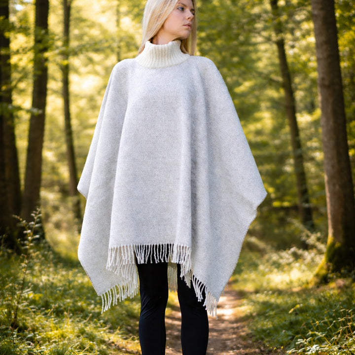 Poncho di lana e cashmere con frange