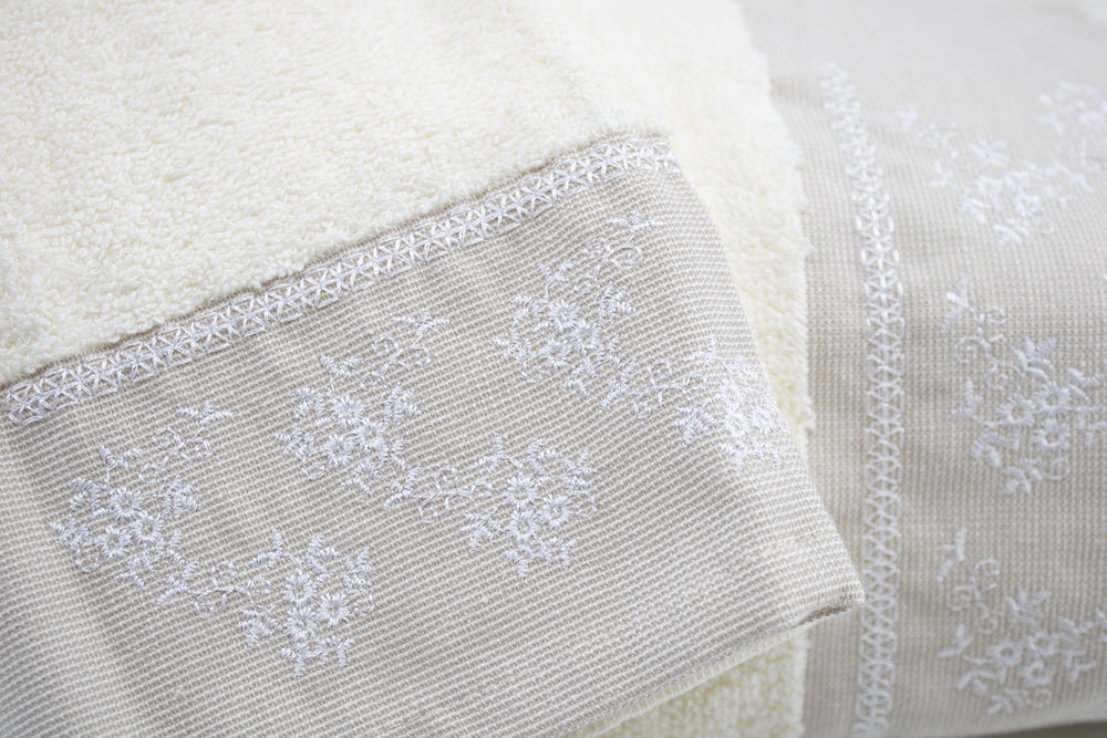 Particolare della balza ricamata