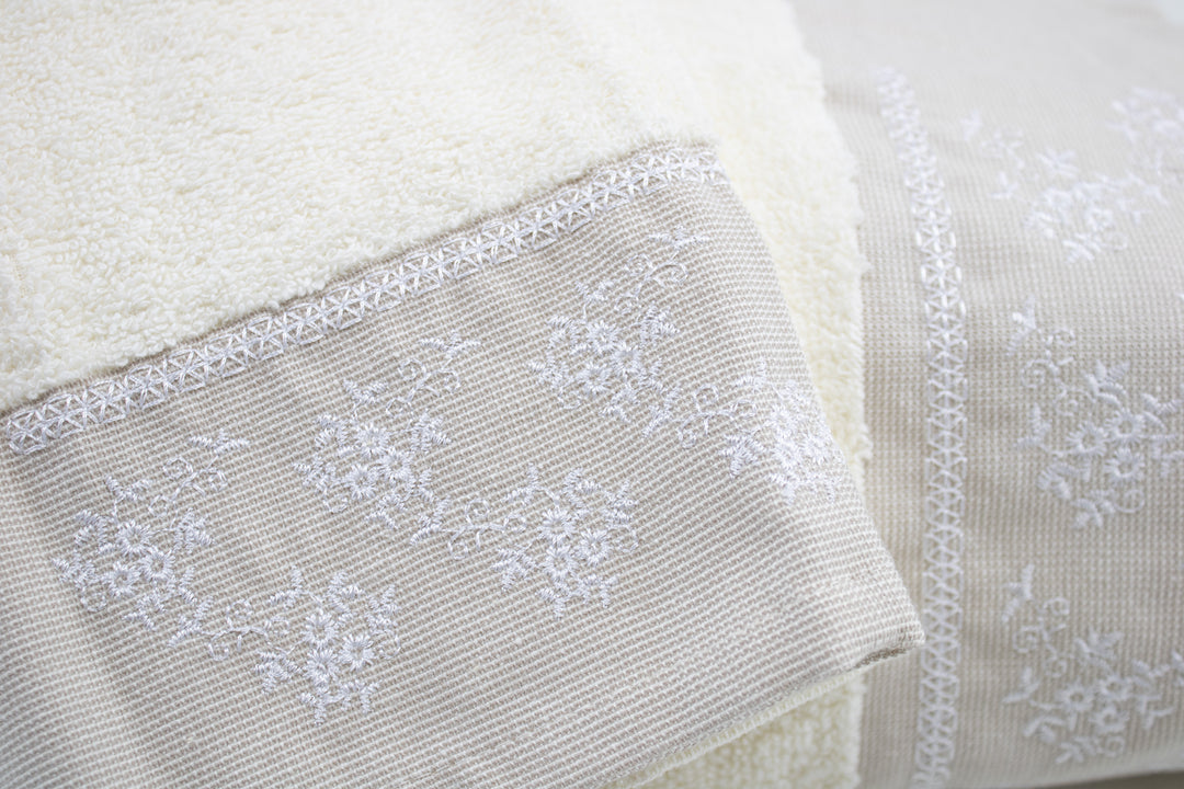 Particolare della balza ricamata