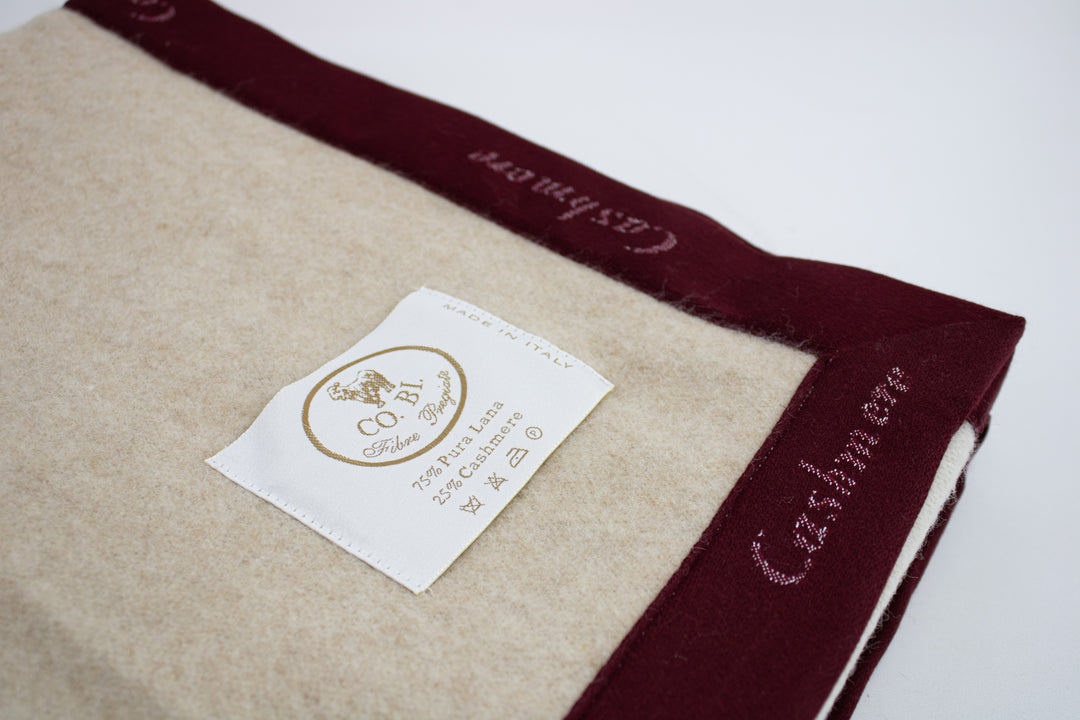 particolare del bordo bordeaux di cashmere e lana
